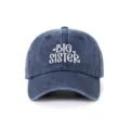 Gros plan sur une casquette de baseball en jean délavé bleu avec broderie BIG SISTER - Taille unique / Style Sister (5-12 Ans) / Bleu marine