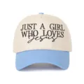 Vue de face d'une casquette bicolore avec broderie 'JUST A GIRL WHO LOVES Jesus' - Color-block bleu clair