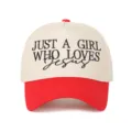 Vue détaillée de la broderie Just a Girl Who Loves Jesus sur une casquette trucker beige et rouge - Rouge Patchwork