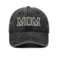 Nahaufnahme einer gewaschenen schwarzen Baumwoll-Baseballkappe mit MOM-Stickerei - Einheitsgröße / MOM (Erwachsenenstil/Mutter) / Schwarz