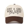 Gros plan sur la broderie JUST A GIRL WHO LOVES JESUS sur une casquette de camionneur bicolore. - Café Patchwork