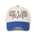 Vue détaillée de la casquette de camionneur brodée avec le texte Just a Girl Who Loves Jesus - Bleu Royal