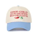 Detail der 'Good Girls Go to Heaven' Stickerei auf beiger und blauer Baseballkappe - Hellblau