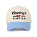 Gros plan de la broderie Cowboys and Tequila sur une casquette color-block crème et bleu - Réglable / Beige/Bleu Clair