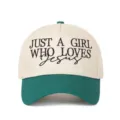 Zoom sur la broderie 'Just a girl who loves Jesus' sur casquette baseball bicolore - Vert Foncé Patchwork