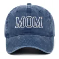 Detailansicht der weißen 'MOM' Stickerei auf einer blauen gewaschenen Jeans-Mütze - Einheitsgröße / MOM (Erwachsenenstil/Mutter) / Marineblau