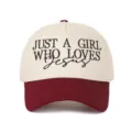Détail de la broderie JUST A GIRL WHO LOVES Jesus sur cette casquette de baseball bicolore - Rouge Vin Patchwork