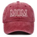 Detailansicht des bestickten MOM-Schriftzugs auf einer roten gewaschenen Baseballkappe. - Einheitsgröße / MOM (Erwachsenenstil/Mutter) / Burgunderrot