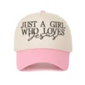 Vue de face de la casquette trucker crème et rose avec texte religieux brodé en noir - Rose Bloc de Couleur