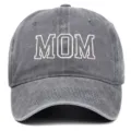 Nahaufnahme einer grauen verwaschenen Baumwoll-Baseballkappe mit MOM-Stickerei-Design. - Einheitsgröße / MOM (Erwachsenenstil/Mutter) / Grau