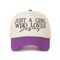 Vue de face de la casquette de baseball brodée beige et violette avec logo Jésus - Bloc de couleurs violet