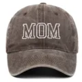 Detailansicht der mit MOM bestickten Baseballkappe aus gewaschener Baumwolle in Kaffeebraun - Einheitsgröße / MOM (Erwachsenenstil/Mutter) / Kaffeebraun