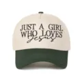 Gros plan sur la broderie 'JUST A GIRL WHO LOVES Jesus' d'une casquette bicolore - Patchwork Vert Armée