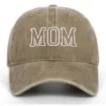 Detailansicht einer gewaschenen Baumwoll-Baseballkappe mit weißem MOM-Stickereilogo - Einheitsgröße / MOM (Erwachsenenstil/Mutter) / Khaki