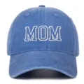 Detailansicht der bestickten MOM-Aufschrift auf einer blau gewaschenen Baumwollkappe - Einheitsgröße / MOM (Erwachsenenstil/Mutter) / Hellblau