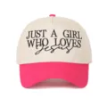 Vue détaillée d'une casquette brodée avec le texte Just a girl who loves Jesus - Rose Rouge Patchwork