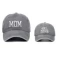 Set di cappellini da baseball in denim lavato grigio con ricamo MOM e BIG SISTER per le famiglie - Taglia unica / Confezione da 2 (Stili Mom & Sister) / Grigio