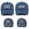 Set di cappelli da baseball in denim lavato blu per tutta la famiglia con ricami - Taglia unica / Confezione da 4 (Stili Dad, Mom, Sister, Brother) / Blu navy