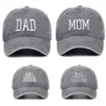 Set famiglia di quattro berretti da baseball grigi lavati con ricami bianchi a tema - Taglia unica / Confezione da 4 (Stili Dad, Mom, Sister, Brother) / Grigio