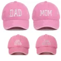 Set di quattro berretti da baseball in cotone lavato rosa con ricami familiari - Taglia unica / Confezione da 4 (Stili Dad, Mom, Sister, Brother) / Rosa