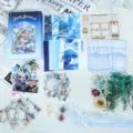 Hobbyknutselset voor junk journal met vintage achtergrondpapier, droogbloemen en stickers. - Ocean Song (Paarse Tint)
