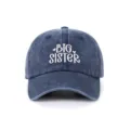 Cappellino da baseball in denim lavato blu scuro con ricamo Big Sister e piccoli cuori - Taglia unica / Stile Sister (5-12 Anni) / Blu navy
