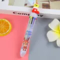 Penna a sfera festiva a 10 colori con un orsetto in uno stivale natalizio sulla punta - Stile Gatto Giallo / Stelo Singolo