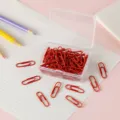 Transparente Plastik Aufbewahrungsbox mit roten farbbeschichteten Büroklammern Schreibwaren - 28mm 50 Stück/Packung / Rot