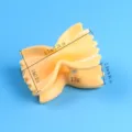 Leuke haarclip in de vorm van een strik en sluitclip voor voedselzakken in heldergeel kunststof. - Strik
