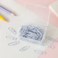 Weisse kunststoffbeschichtete Bueroklammern im klaren Aufbewahrungsbox fuer Buero und Tagebuch. - 28mm 50 Stück/Packung / Weiß