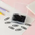 Schwarze Büroklammern im transparenten Kunststoff-Aufbewahrungsbox für Büro und Schule. - 28mm 50 Stück/Packung / Schwarz