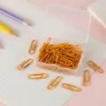 Transparente Plastik-Aufbewahrungsbox mit orangefarbenen Büroklammern für Bürobedarf. - 28mm 50 Stück/Packung / Orange