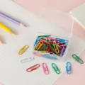 Bunte kunststoffbeschichtete Büroklammern in Macaron-Farben, Box Schreibwaren Büro. - 28mm 50 Stück/Packung / bunt