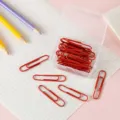 Rote kunststoffbeschichtete Büroklammern in transparenter Box für Büro und Schule ideal. - 50mm 20 Stück/Packung / Rot