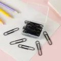 Schwarze Büroklammern in transparenter Box, praktisches Schreibwaren Zubehör für Büro und Schule. - 50mm 20 Stück/Packung / Schwarz