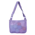 Vue détaillée du sac de plage en filet violet avec sangle réglable et balles colorées. - 24*20cm / Violet