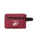 Gros plan sur la fermeture éclair, la poignée latérale et le logo cœur du sac rouge. - Style H