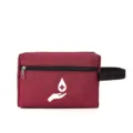 Vue détaillée du sac médical rouge, gros plan de la pochette de rangement pour premiers secours. - Style I