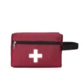 Détail du sac de premiers secours rouge avec fermeture éclair et croix médicale. - Style B