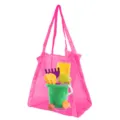 Detailweergave van de roze strandtas van gaas met een kleurrijke emmer en zandspeelset - Mesh Bag Speelgoed Kit / 32*35*23cm / Rozerood
