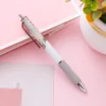 Penna gel a scatto minimalista con impugnatura morbida in bianco e grigio su rosa - 0.5mm / Fusto Grigio Inchiostro Nero
