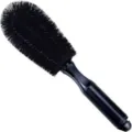 Vue détaillée de la brosse de nettoyage pour roues de voiture avec des poils denses. - Petite brosse noire / Noir