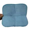 Detailansicht der weichen blauen Mikrofasermatte und des Spültuchs mit genähter Kante. - Hellblaues Handtuchmodell