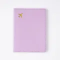 Copertina per passaporto in PVC viola chiaro con icona aereo dorata e cuciture bianche. - Passaporto / Viola