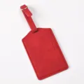 Rotes PU Leder Kofferanhänger Detail, elegante rote Taschen Accessoire mit Riemen und Schnalle. - Kofferanhänger Rot
