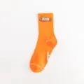 Leuchtend orangefarbene Freizeitsocken mit braunem Lederetikett und blauem Streetwear-Design. - 36-44 / Orange