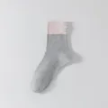 Modische gemusterte Damensocken Herren Freizeitsocken aus weichem Garn mit farbigem Etikett. - 36-44 / Rosa und Hellgrau Patchwork