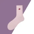 Rosa Baumwoll-Socken mit süßer roter Kirsch-Bestickung und Rippstrick für den Alltag. - 36-42 / Rosa mit Kirschstickerei