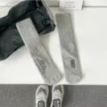 Γκρι ριμπ κάλτσες με κομψές στάμπες, casual streetwear σχεδιασμός για καθημερινή χρήση. - Ένα μέγεθος / Γκρι