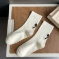 Lindos calcetines blancos de mujer con lazo negro, calcetines de algodón casuales y dulces. - 36-40 / Calcetines blancos con lazo jacquard en el talón